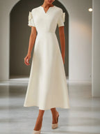 Vestido maxi en línea A color blanco roto con mangas cortas, cuello en V y flores 3D