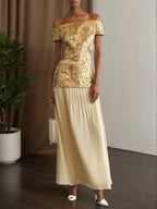 Vestido largo maxi en línea A clásico en jacquard dorado con abertura, hombros descubiertos y mangas cortas