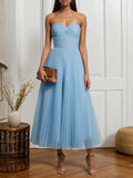 Vestido midi azul claro plissado de tule com franzidos, tomara que caia e sem mangas em linha A