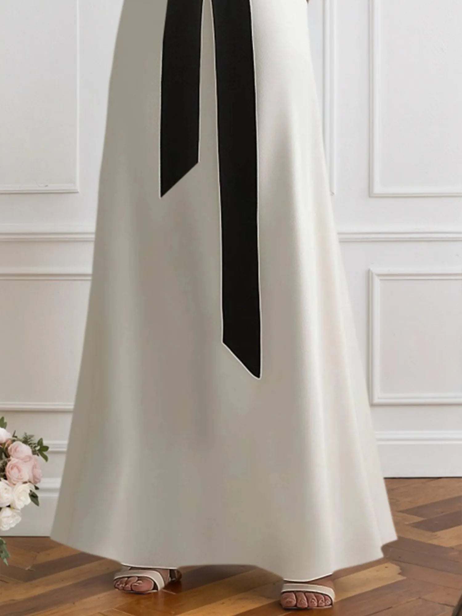 Vestido maxi formal en blanco y negro, con escote cruzado y cuello halter