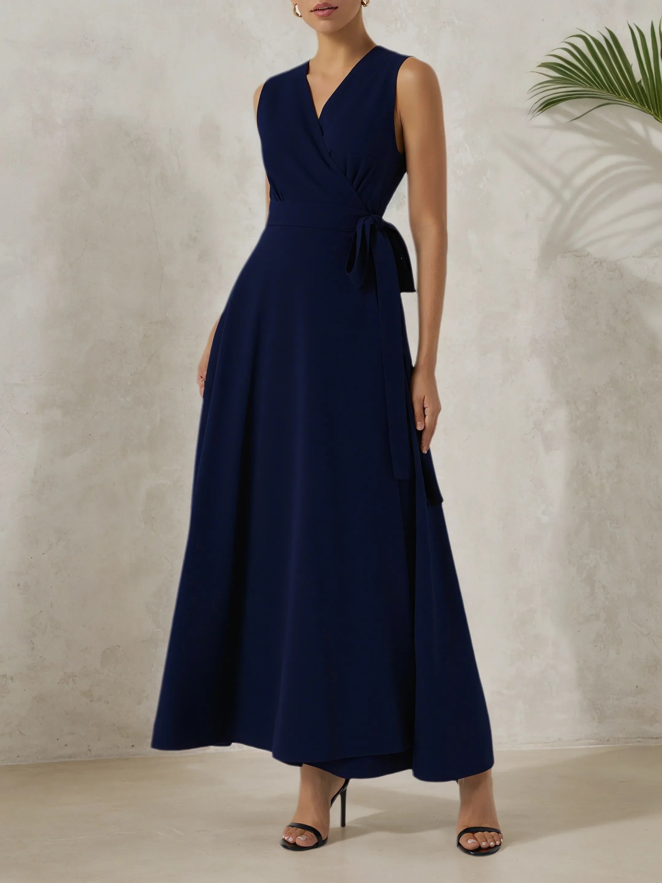 Robe maxi portefeuille en lyocell lin bleu violacé à col en V sans manches ligne A avec nœud