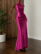 Vestido tubinho de cetim vermelho rosa com gola halter franzida e gola alta falso, sem mangas