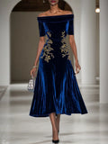 Vestido midi línea A azul oscuro de terciopelo con apliques, fruncido, escote off-the-shoulder y manga corta