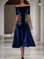 Vestido midi línea A azul oscuro de terciopelo con apliques, fruncido, escote off-the-shoulder y manga corta