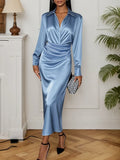 Abito midi a guaina in raso blu con collo a camicia arricciato