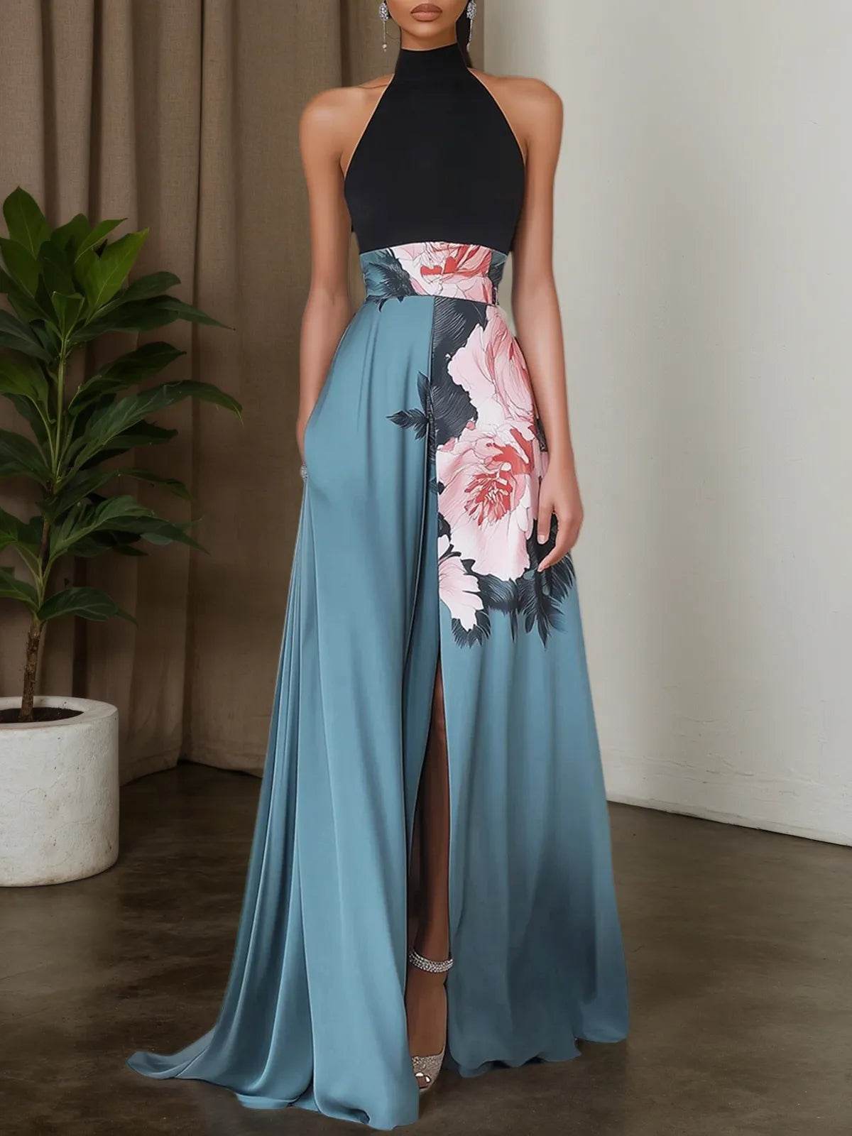 Vestido maxi línea A negro de satén con tirantes halter, sin mangas y abertura con estampado floral