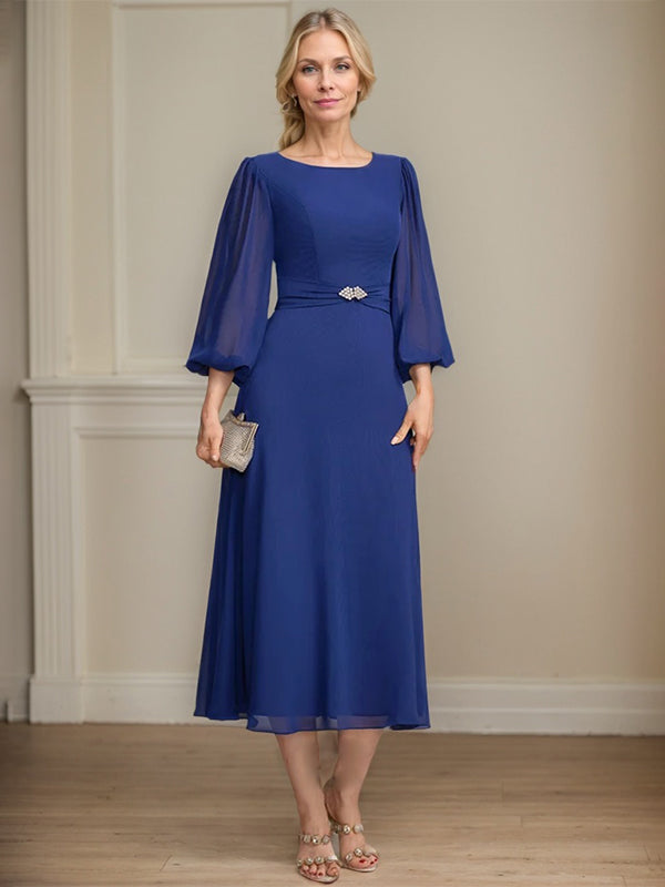 Vestido para mãe da noiva em linha A, comprimento chá, chiffon com decote redondo, broche de cristal e plissado