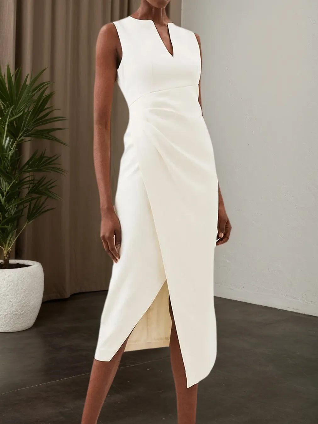 Robe midi blanche fourreau à col en V, sans manches, avec fente