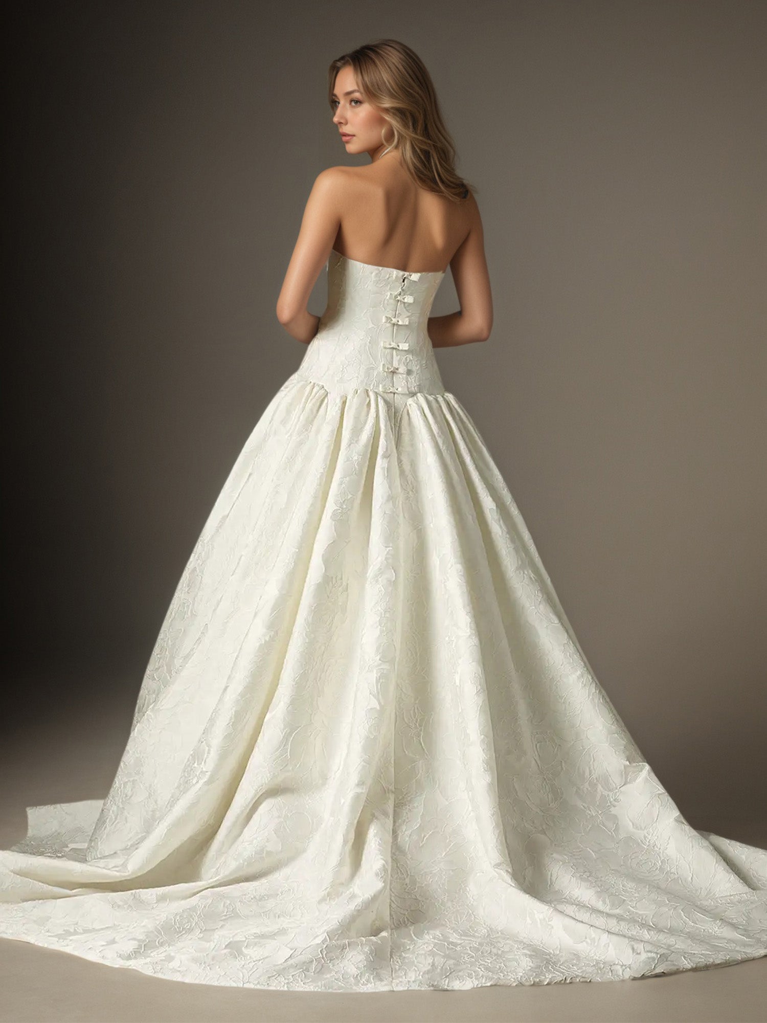 Abito da sposa a gonna ampia bianco senza spalline in jacquard floreale