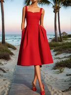Vestido midi vermelho corte A, sem mangas, decote coração clássico, com bolsos e costura decorativa