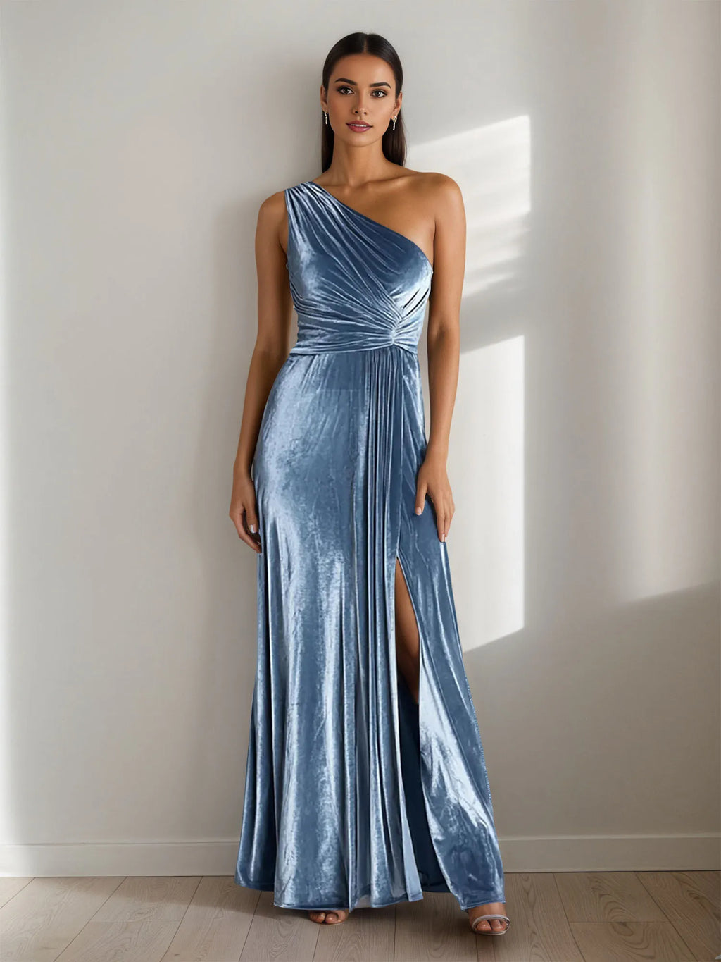 Robe maxi de fête à une épaule froncée avec fente