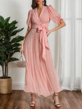 Vestido maxi justo rosa em chiffon com laço franzido, decote em V e mangas curtas