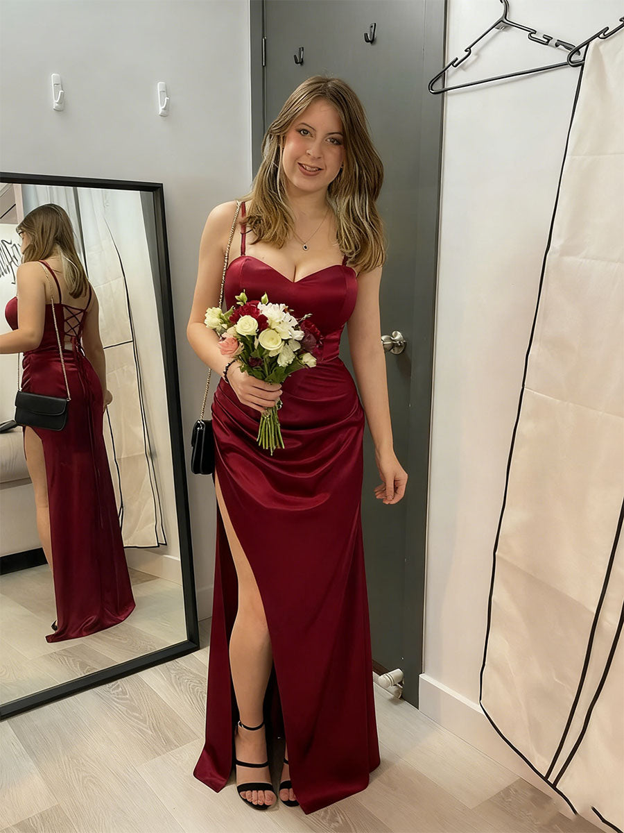 Robe de bal bordeaux satin à bretelles spaghetti froncée avec fente haute