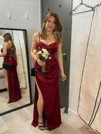 Robe de bal bordeaux satin à bretelles spaghetti froncée avec fente haute