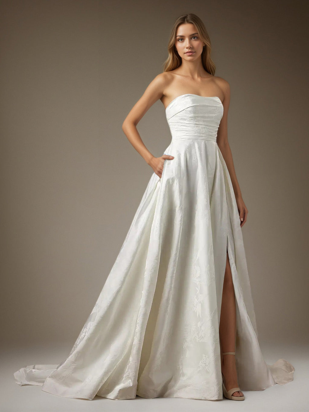 Robe de mariée blanche en jacquard floral, bustier sans bretelles, coupe trapèze