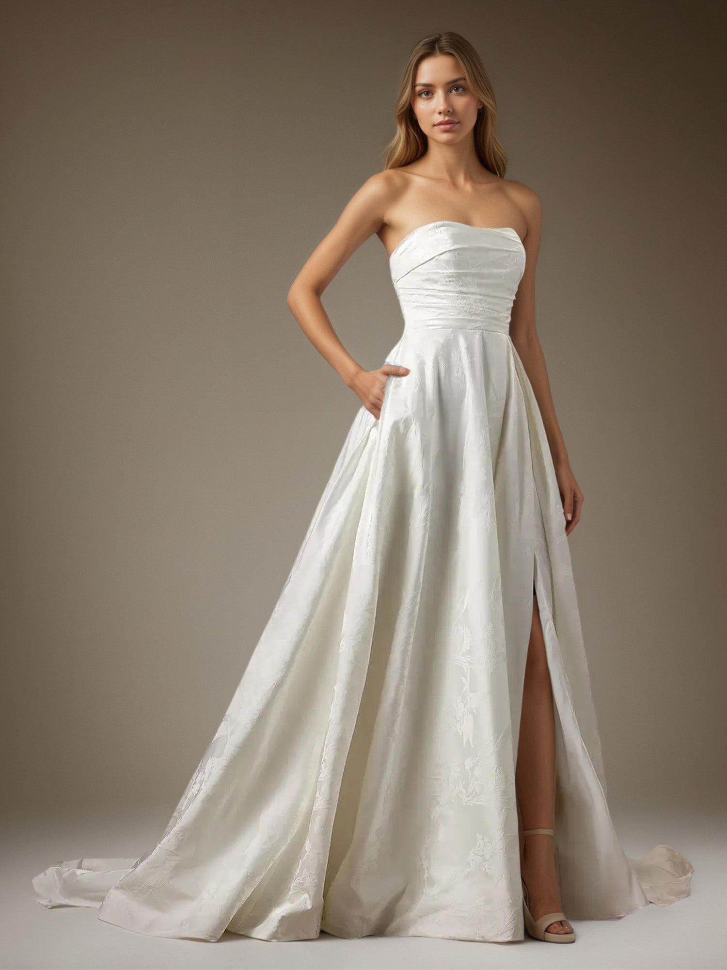 Robe de mariée blanche en jacquard floral, bustier sans bretelles, coupe trapèze