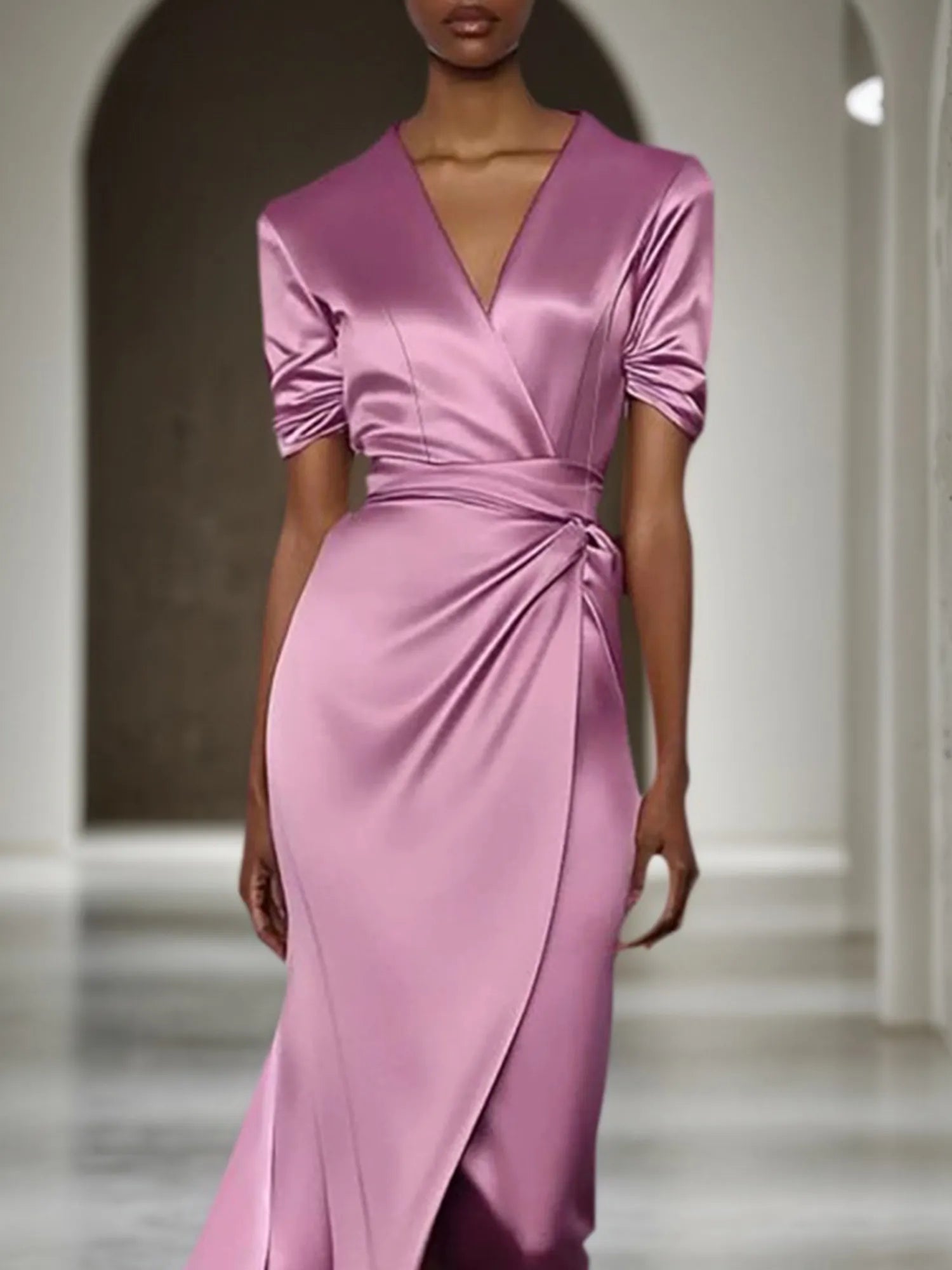 Vestido maxi verde satinado con escote en V para invitada de boda de otoño