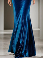 Formelles Abendkleid aus blauem Samt, schulterfrei mit langen Ärmeln, Maxikleid
