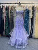 Vestido de fiesta sirena lila sin tirantes con encaje y apliques en escote corazón