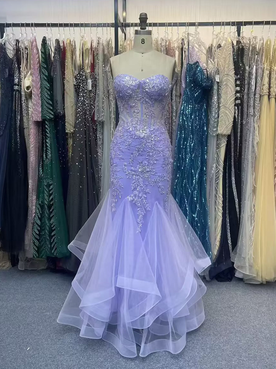 Vestido de fiesta sirena lila sin tirantes con encaje y apliques en escote corazón