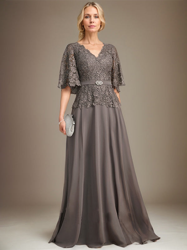 Robe mère de la mariée en mousseline et dentelle coupe A col en V longueur au sol avec broche en cristal et strass