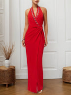 Rotes Maxikleid mit Neckholder, Strasssteinen, Knoten vorne und Schlitz, Etui-Schnitt