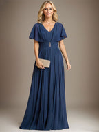A-Linien V-Ausschnitt Bodenlanges Chiffon Brautmutterkleid mit Kristallbrosche und Plisseefalten