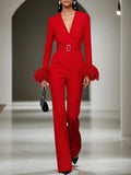Tuta elegante da donna rossa con scollo a V e rifiniture in piume, maniche lunghe