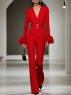 Tuta elegante da donna rossa con scollo a V e rifiniture in piume, maniche lunghe