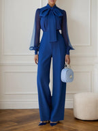 Macacão Feminino Azul Royal com Gola de Laço de Tule e Manga Longa Elegante
