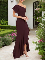 Vestido maxi marrón de un solo hombro con volantes para madre o invitada de boda
