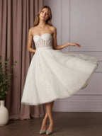 Vestido de novia blanco en línea A sin tirantes con cuentas