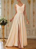 Vestido Longo de Madrinha em Cetim Champanhe com Fenda, Decote V e Franzido, Sem Mangas, Modelo A-Line