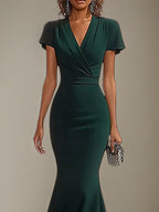 Abito formale lungo sirena verde scuro in crepe elasticizzato, scollo a V e maniche svolazzanti