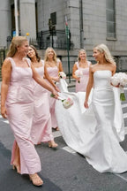Vestido longo de madrinha rosa, modelo tubinho, alças, decote quadrado, sem mangas, em cetim