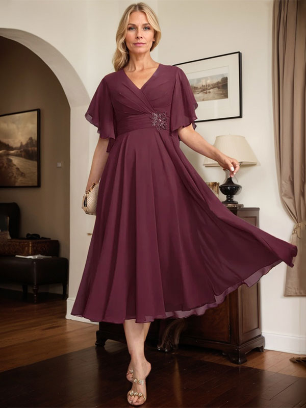 Vestido de madre de la novia línea A de gasa con escote en V, largo hasta el té y detalles plisados con cuentas