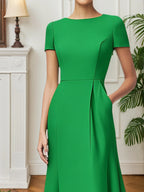 Vestido de festa coquetel verde evasê com bolsos midi