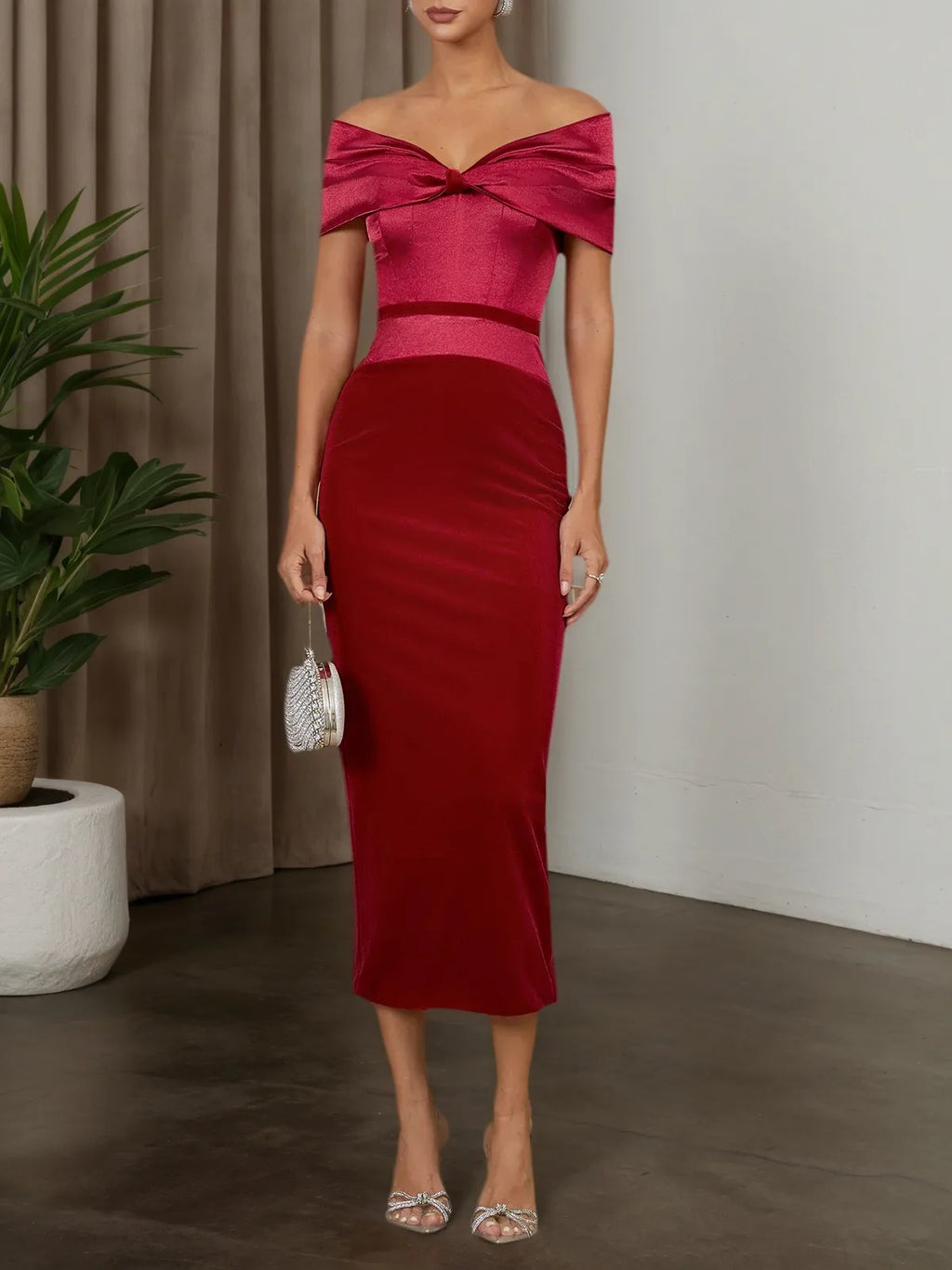 Vestido maxi de terciopelo rojo vino con escote barco y manga corta