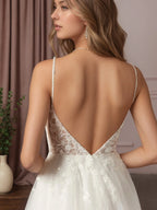 Abito bianco a linea A con scollo a V, paillettes e tulle senza maniche