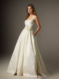 Robe de mariée blanche style robe boule avec poches en jacquard floral