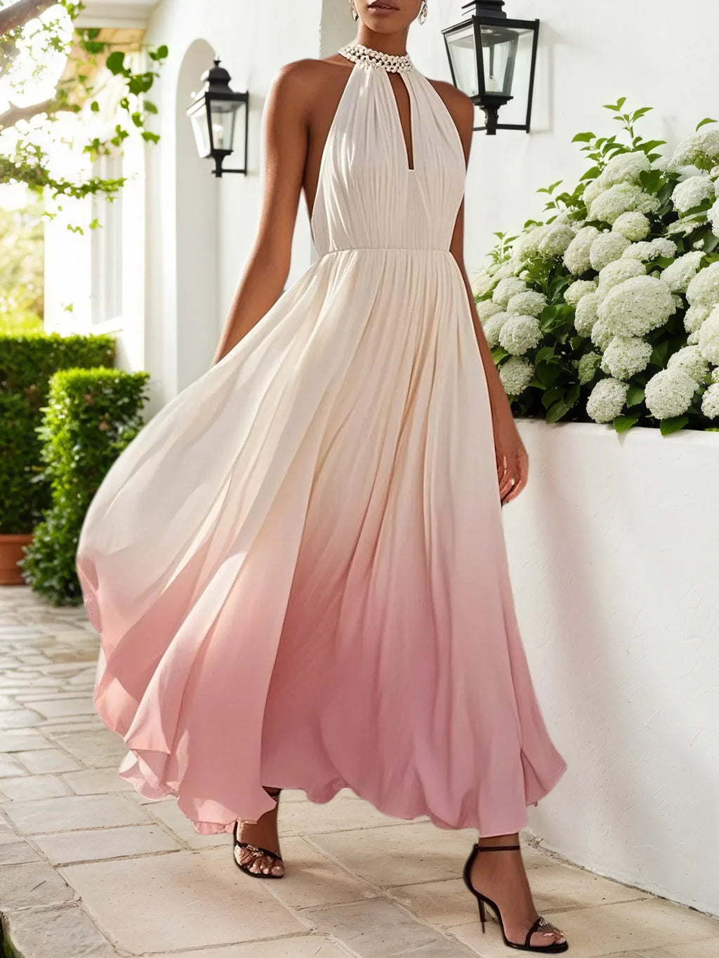 Vestido longo rosa evasê em chiffon com decote halter, efeito ombré, pérolas, recorte e gola alta falsa
