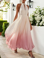 Vestido longo rosa evasê em chiffon com decote halter, efeito ombré, pérolas, recorte e gola alta falsa