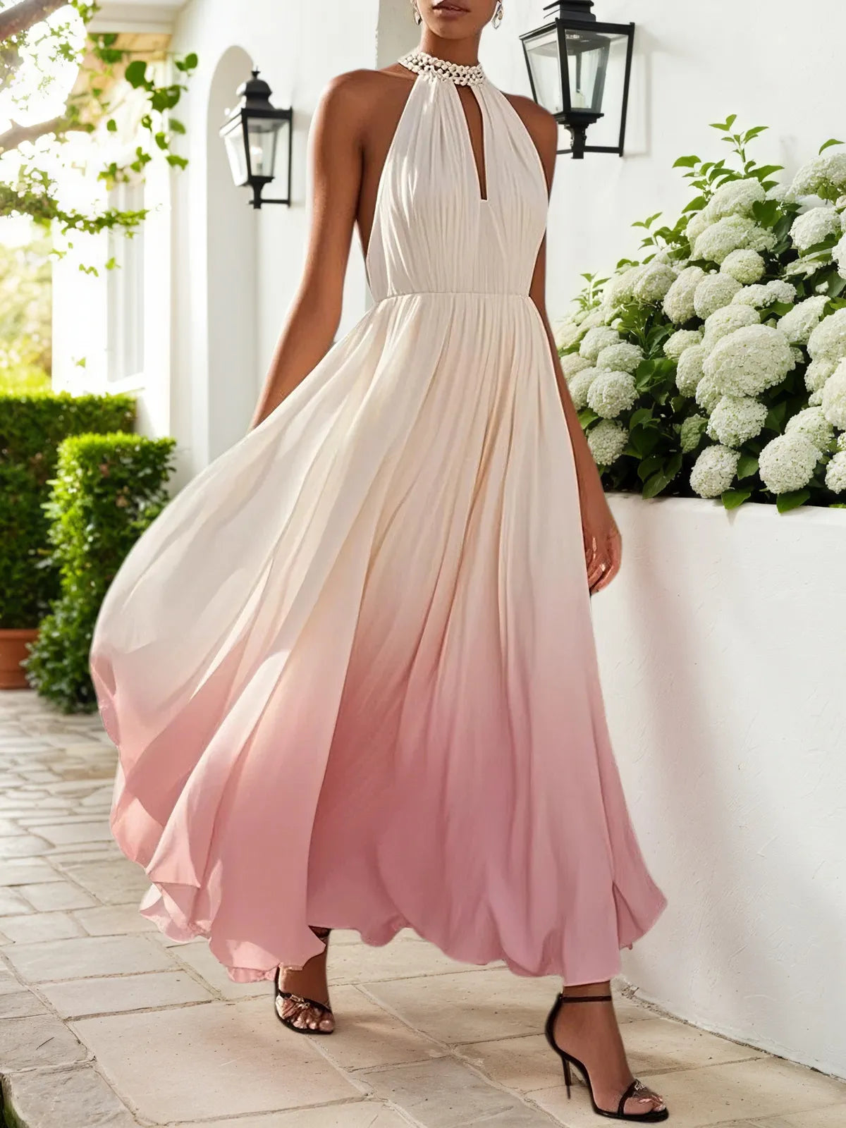 Vestido longo rosa evasê em chiffon com decote halter, efeito ombré, pérolas, recorte e gola alta falsa