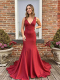 Vestido longo de baile sereia vermelho em cetim, decote profundo em V, com laço