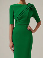 Vestido diario semiformal verde con cuello redondo, mangas cortas y largo hasta el té
