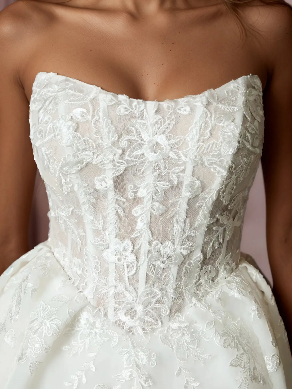 Vestido de novia blanco de corte princesa sin tirantes con encaje plisado