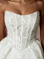 Vestido de novia blanco de corte princesa sin tirantes con encaje plisado
