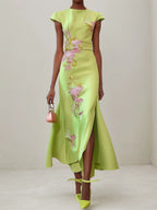 Vestido maxi tipo tubo con bordado floral verde, manga corta con volante y abertura