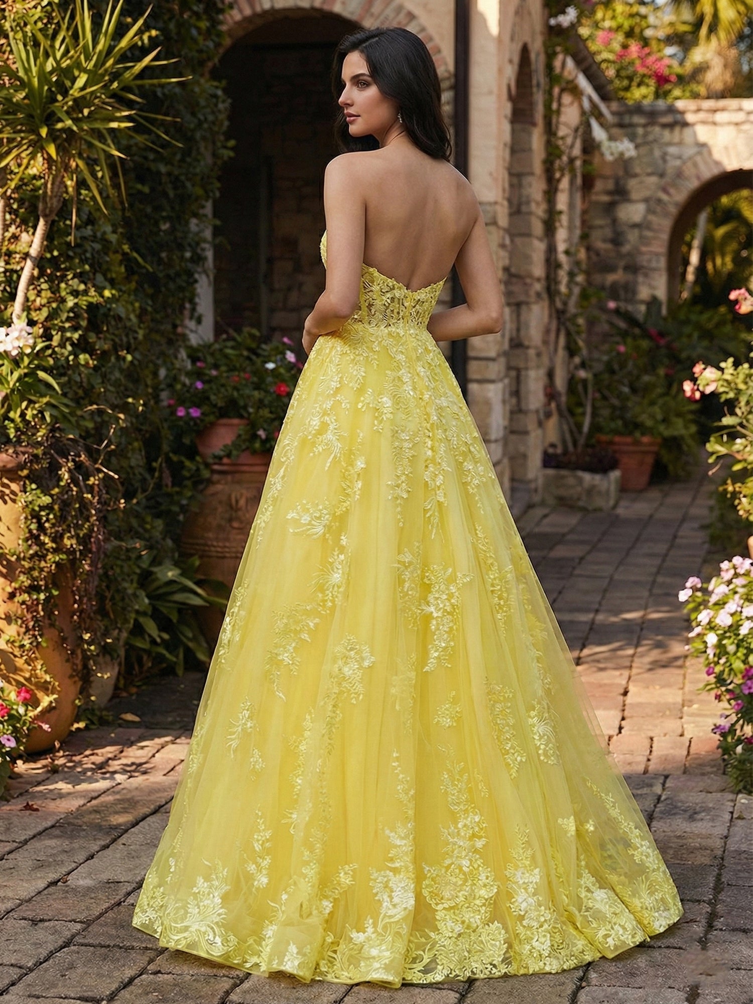 Abito da sera con corsetto in tulle senza spalline giallo con applicazioni in pizzo floreale