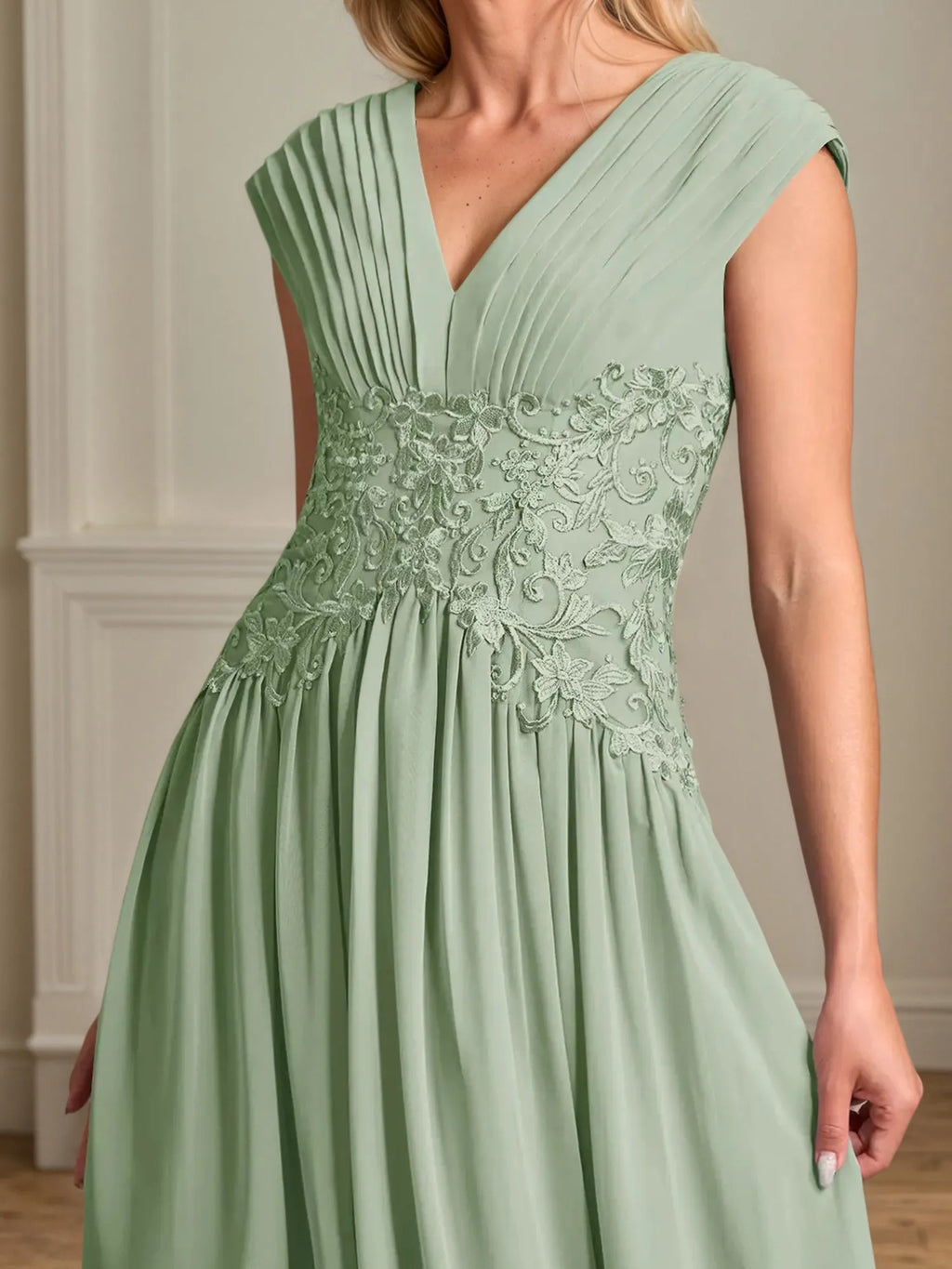 Vestido de madre de la novia línea A sin mangas de gasa con escote en V y apliques